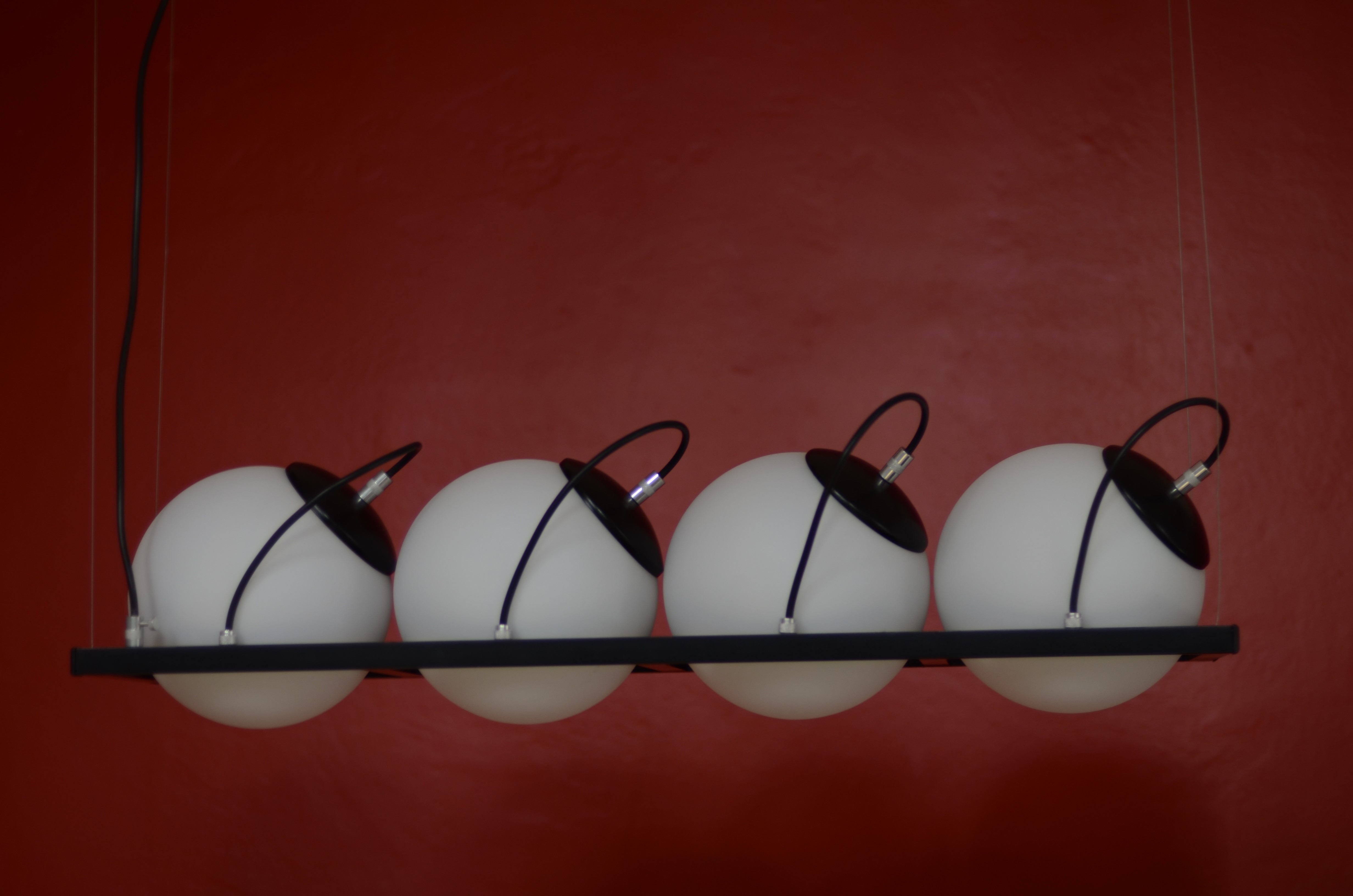 Pendente Moderno Poppy com 4 globos luminosos em design industrial, ideal para sala de jantar. Lustres Gênesis loja online de Lustres e Iluminação Decorativa. 